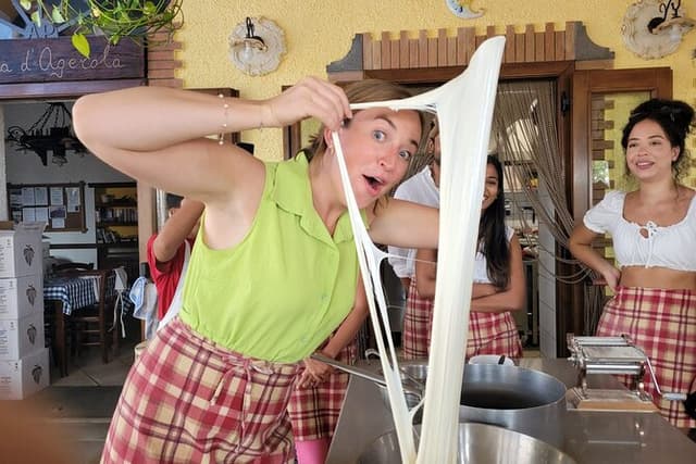 Amalfi : Prepare fresh pasta, mozzarella and tiramisu with wine