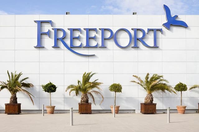 Private Shopping Tour from Lisbon Hotels to Freeport Outlet