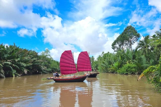 Mekong Zigzag Full Day tour: Scooter, Sailboat, Food (HCM-BenTre)