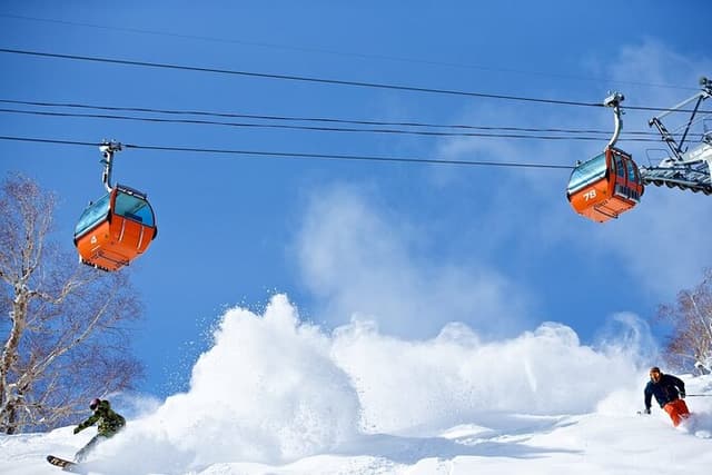 Autumn Leaves in AutumnSkiing in winterLet's go to Hoheikyo Onsen by private car (from Sapporo)