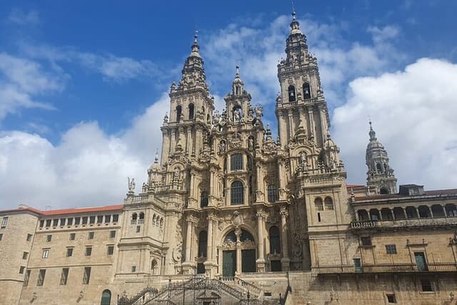 Porto to Santiago de Compostela Private Transfer Up to 4 Stops