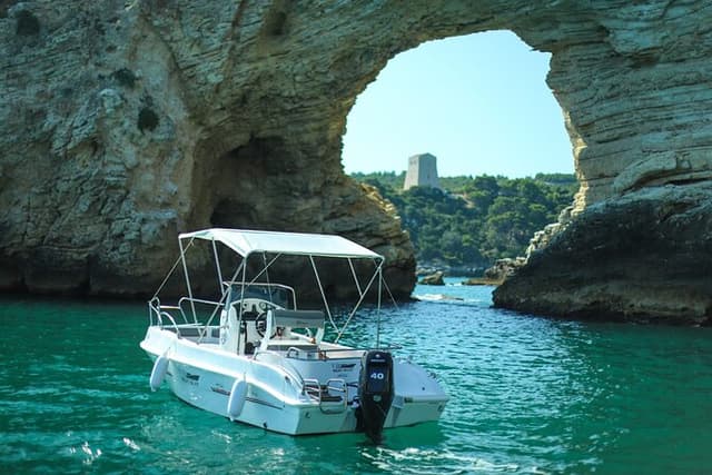 Rent a 40cv equipped boat in Vieste without a license for 4 hours