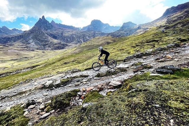 Mountain Biking Enduro - MTB Sacred Valley Lares