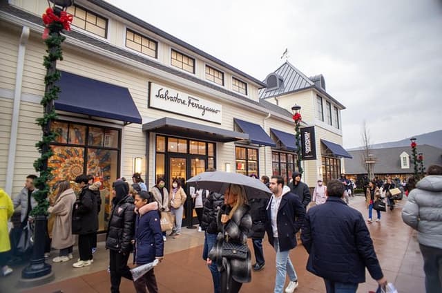 Private Shopping Tour from NYC to Woodbury Common Premium Outlets