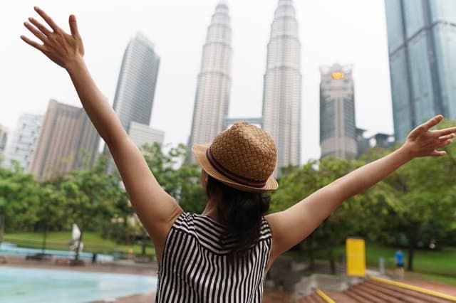 KL Tour with Petronas Twin Towers Observation Deck & Batu Cave