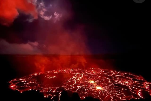 Kīlauea Hike and Lava Gazing with Native Hawaiian