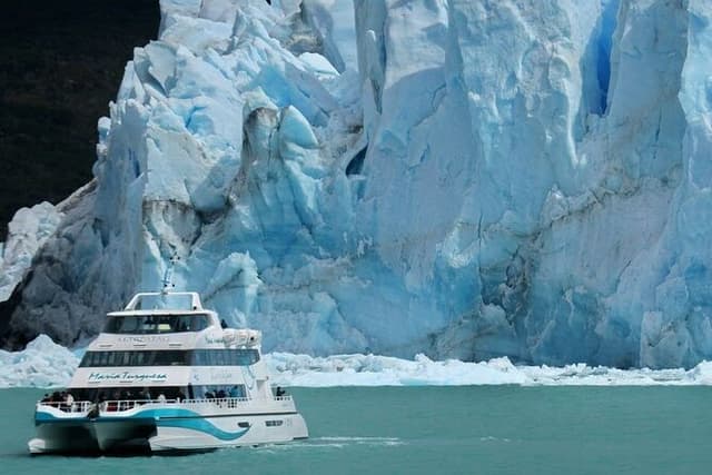 Glaciares Gourmet Premium Lounge boat Tour + El Calafate pick up