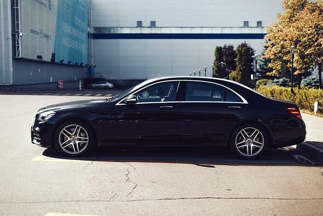 Private Transfer: Milan Airport MXP to Lake Como by Business Car