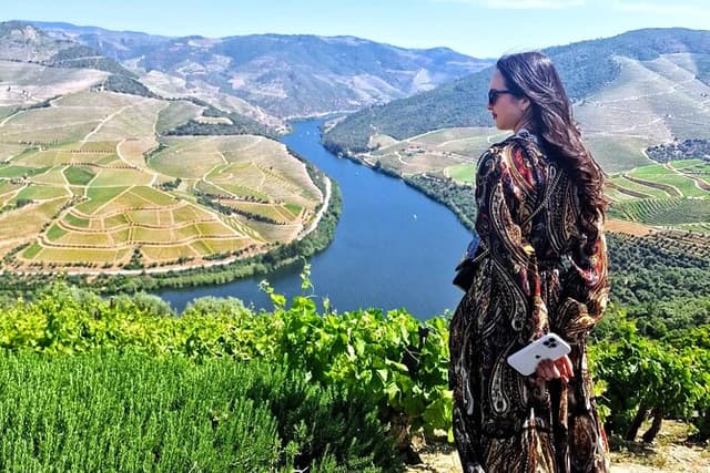 Douro Valley-Expert Guide-Boat-Lunch-Tastings-Offer wine bottle