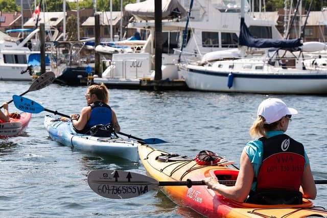 Granville Island Vancouver Kayak Tour with Coffee & Snacks (3hrs)
