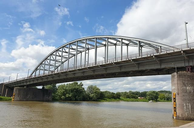 6 Hour Battle of Arnhem Tour by Car with Private Guide