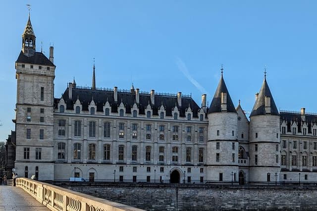 The French Revolution: Self Guided Audio Tour of Paris