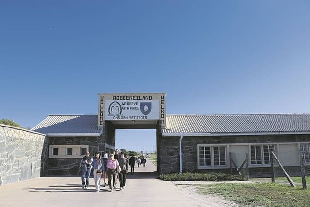 Private Robben Island, Kirstenbosch and Wine Tasting Tour