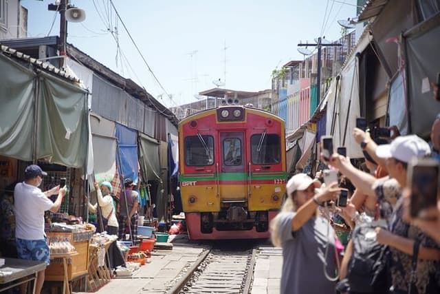 Bangkok: Damnoen Saduak and Maeklong Railway Market Japanese tour