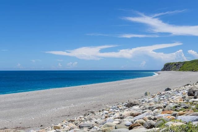 Hualien Day Tour: Qixingtan Beach, Liyu Lake & Cultural Heritage