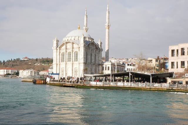 Bosphorus Explorer: 2-Hour Cruise Throughout the Day