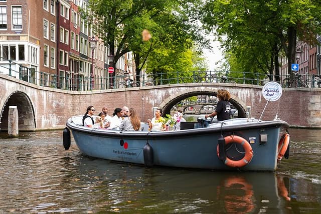 Amsterdam: Guided City Centre Canal Cruise with Dutch Pancakes
