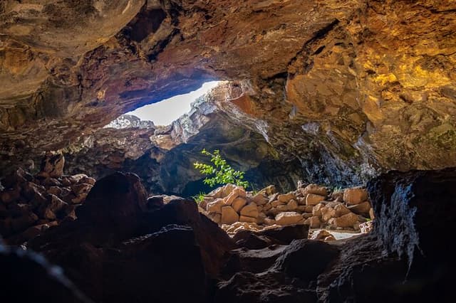 Half Day Private Tour: Caves and Volcanic Refuges