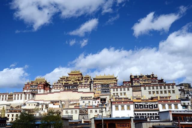 Private tour Songzanlin Monastry & Tibetan lunch from Zhongdian