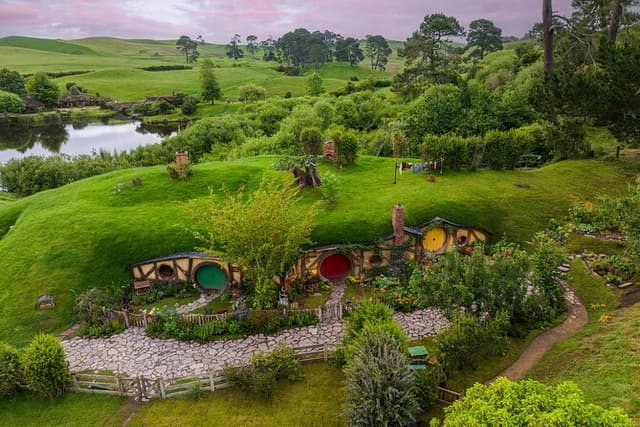 Hobbiton & Rotorua Māori Village with Lunch from Auckland