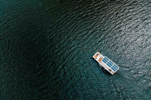 Pinhão: Electric Boat Experience 1h - Taste of Two Wines