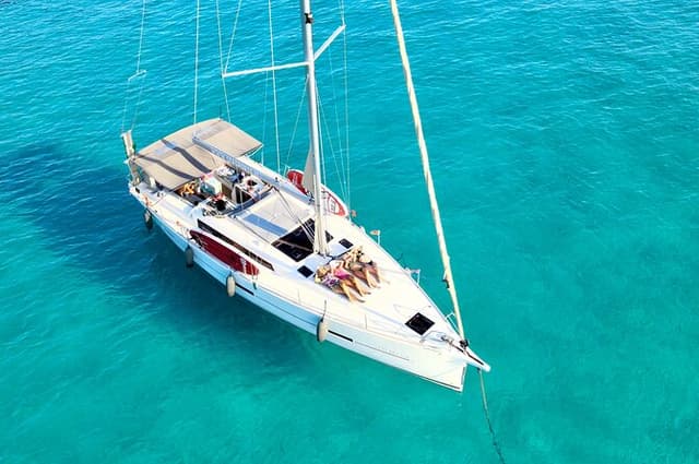 Tropea, Exclusive tour 15-meter Sailing Boat - 4h with Aperitif