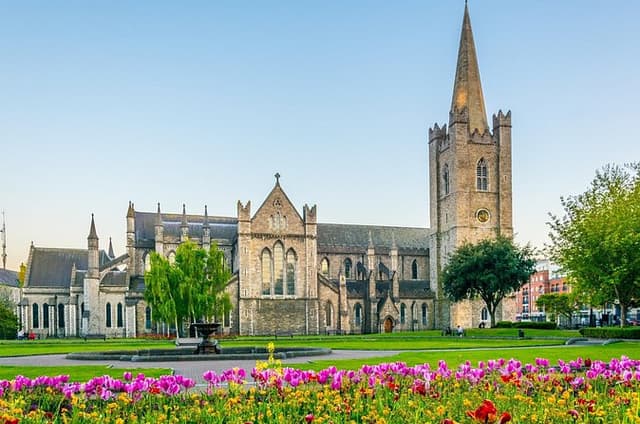 Dublin Walking Tour with Tickets to St Patrick's Cathedral