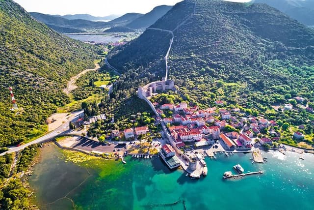 Transfer Dubrovnik to Split with Sightseeing in Ston Town