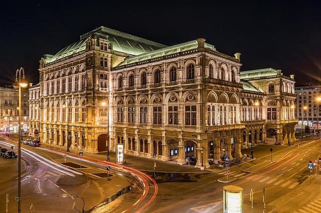 4 hour private tour in Vienna with a car up to 6 pax