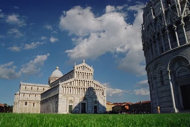 From Florence: Private Minivan Excursion to Pisa and Vinci