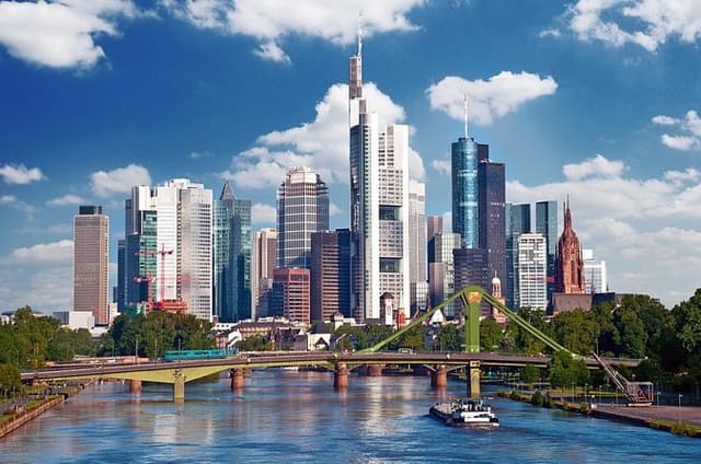 Frankfurt MAIN TOWER Old Town Römerberg Group Walking Tour