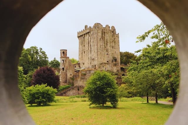 Blarney Stone, Rock of Cashel and Cahir Castles Tour from Dublin
