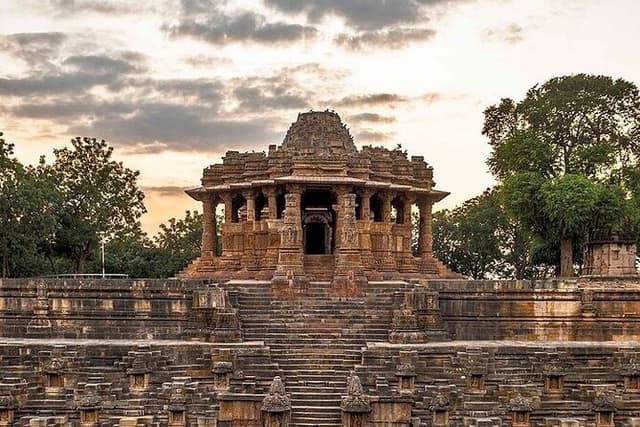 Easy Private Tour at Sun Temple and Rani Ki Vav by Car