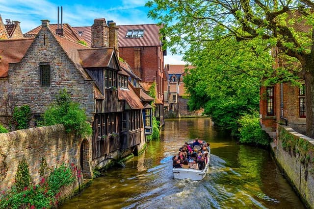 Bruges Shore Excursion and Canal Cruise for First Time Visitors