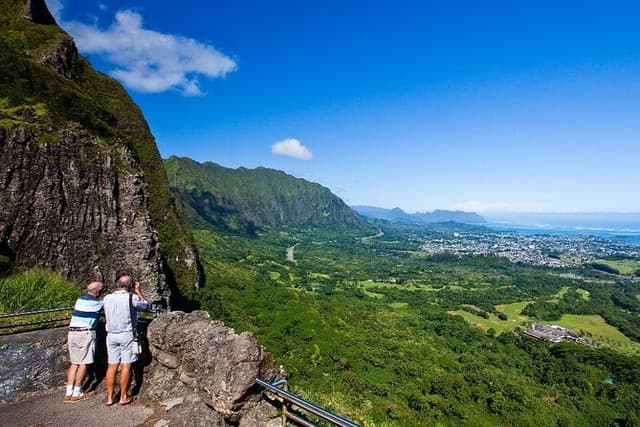 Oahu: North Shore Tour with Waimea Waterfall