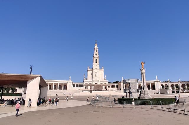 Private Day Tour With Guide to Fatima, Batalha, Nazaré and Obidos