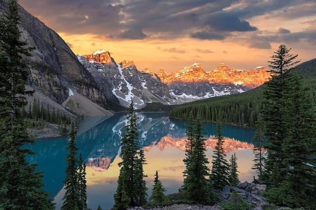Moraine Lake Sunrise(2.5hrs)&Lake Louise(2hrs) from Canmore/Banff