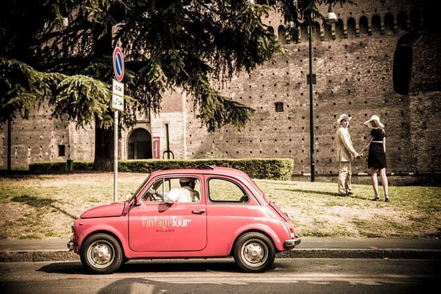 3 hour Dolce Vita Vintage Fiat 500 Big Central City Tour in Milan