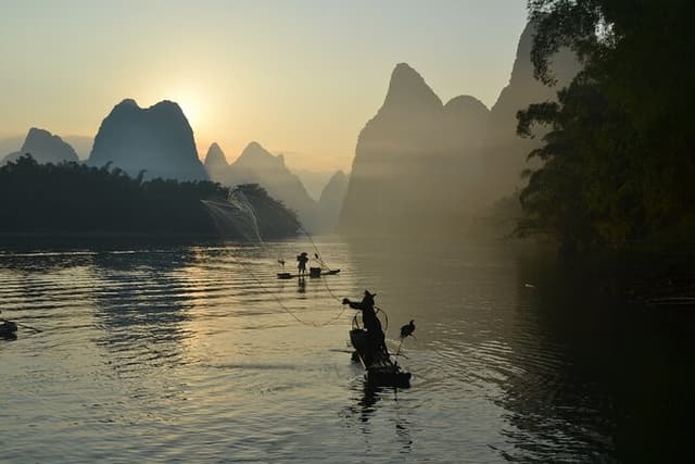 Li River Reed Flute Cave Elephant Hill and Daxu Old Town Tour