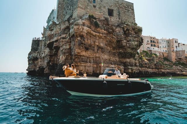 Shared tour of Polignano a Mare by boat with prosecco