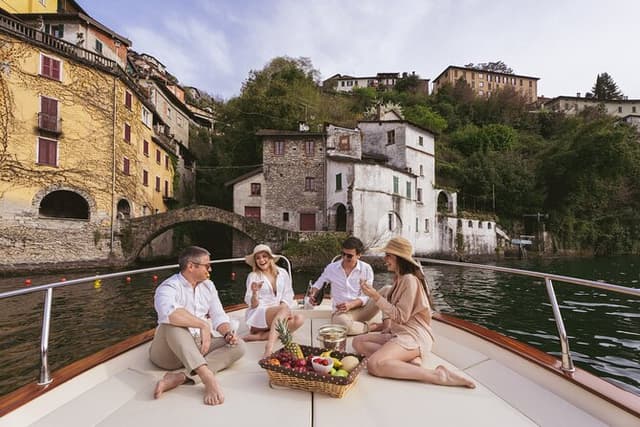 Private Boat Tour on Italian Gozzo on Lake Como