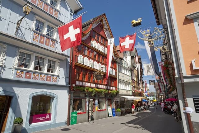 Zurich: Chocolarium and Appenzeller Schaukäserei Tour