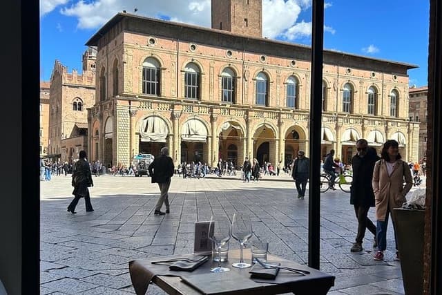 Bologna Food Tour and Enogastronomia Experience with Local Chef