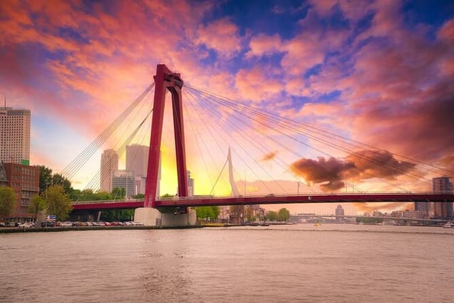 Romantic Rotterdam Private Walking Tour: Iconic City Highlights