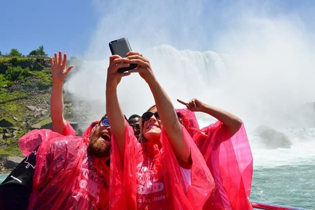 Niagara Falls 4 Hr Tour with Boat Ride and Butterfly Conservatory