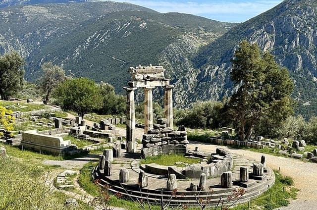 Mystic Delphi Private Tour with Licensed Guide and Tickets