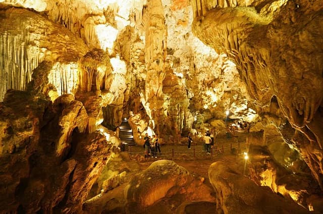 Explore Thien Cung Cave and 4 Hours Halong Bay Cruise with Lunch