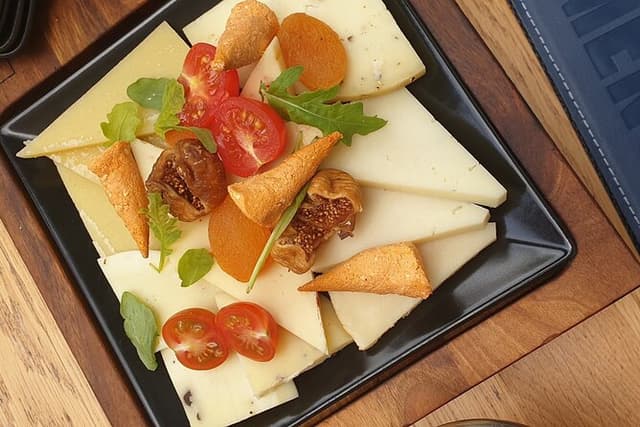 Private Food, Wine and History Tour in Zagreb in the best venues