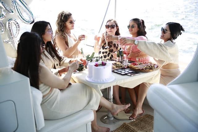 LA: Yacht Private Trip -1 hour (1 ticket covers 1-6 ppl