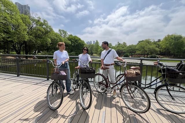 Morning Bike Tour along the Han River with a Local